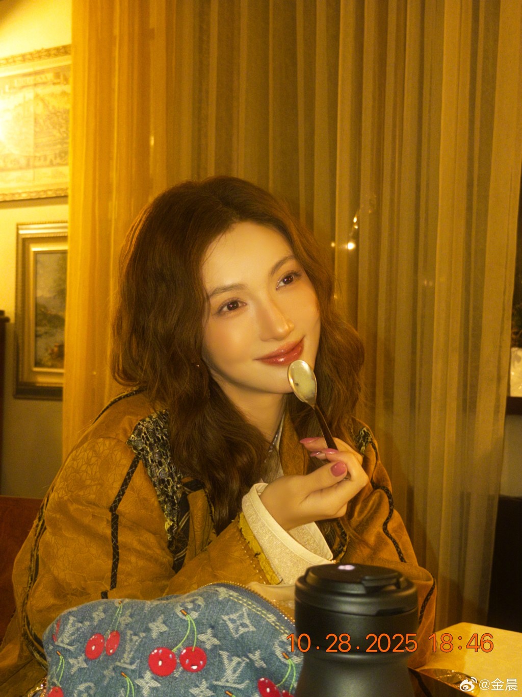 女星金晨被爆涉嫌交通肇事逃逸。 微博