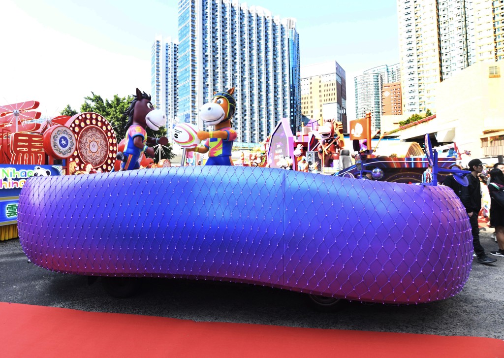 旅發局「國泰新春國際匯演之夜」花車預覽及國際表演隊伍綵排。 何君健攝 旅發局「國泰新春國際匯演之夜」花車預覽及國際表演隊伍綵排。 何君健攝