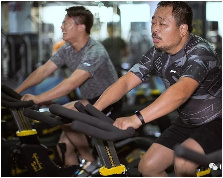 兩父子一起做運動，一齊跑步。