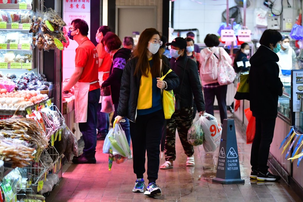 市民到街市買餸。