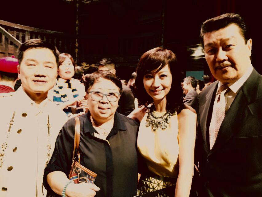 難得在戲院中與阿芝、黃錦燊相遇,左一是新光戲院負責人Alan