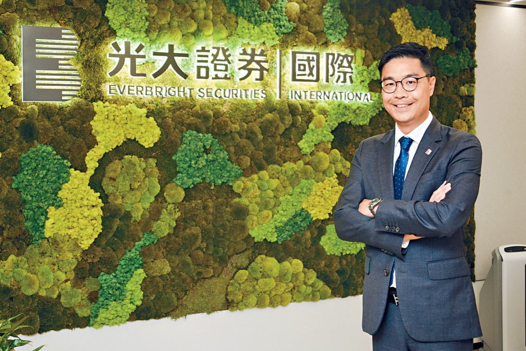 光大證券國際董事總經理兼企業融資主管胡寶聲預期，今年全年本港新股總集資額將超過1800億元。