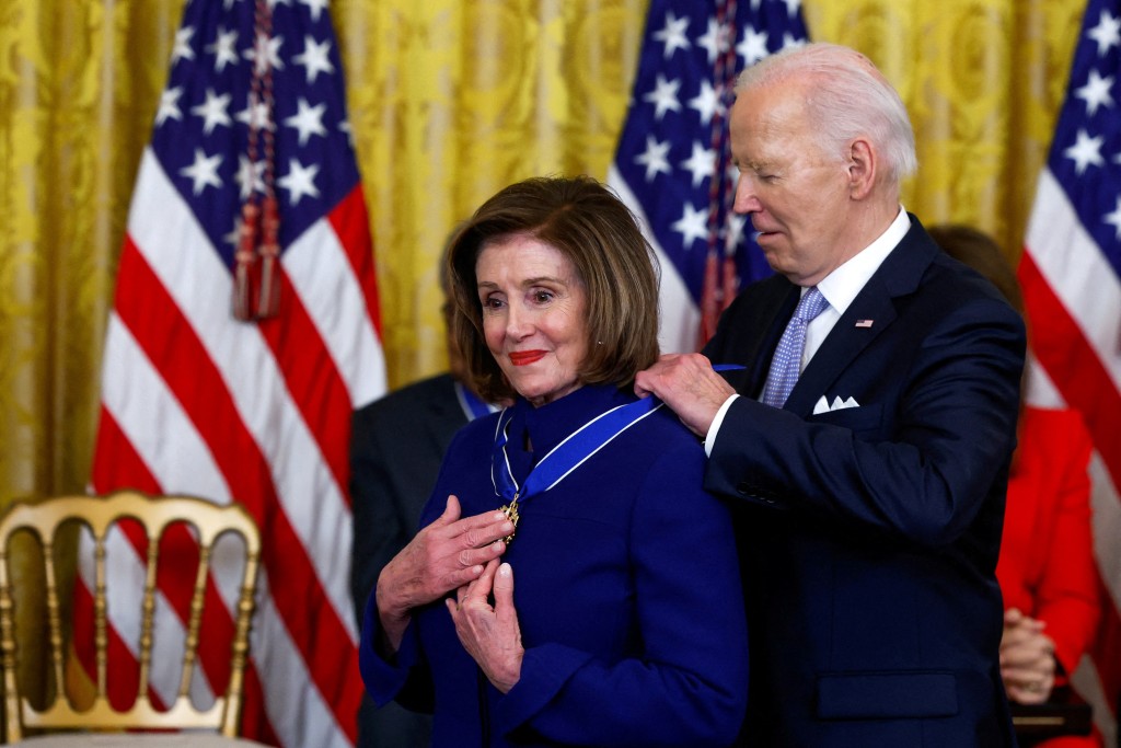 佩洛西早前于白宫获颁总统自由勋章。（路透社）