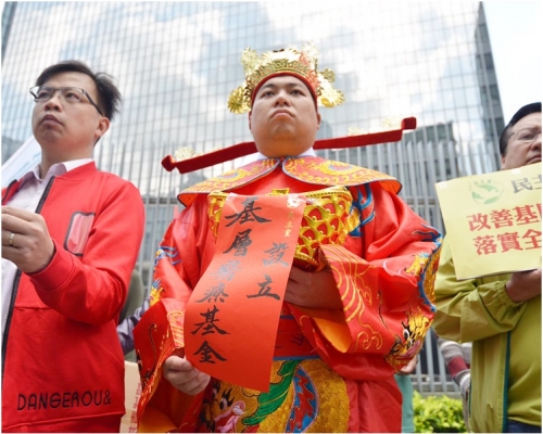 請願人士要求當局撥款100億元成立基層健康基金。