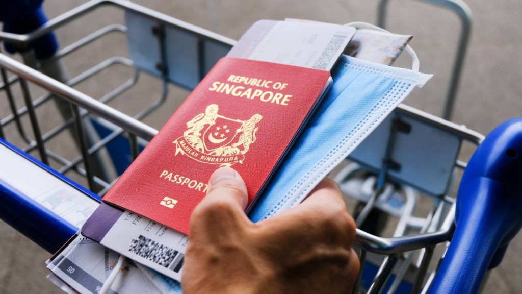 新加坡護照可以免簽證到192個目的地，成為全球最強護照。iStock