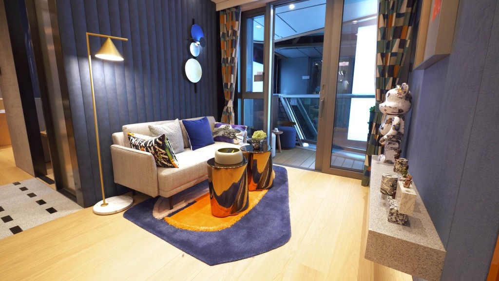 实用面积553尺的两房单位，客厅用蓝色波浪墙身配米色天花，呼应海滨生活概念。