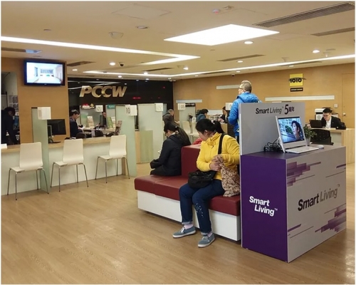 服务中心当眼处放置智能电视、电脑、家庭电器等产品。