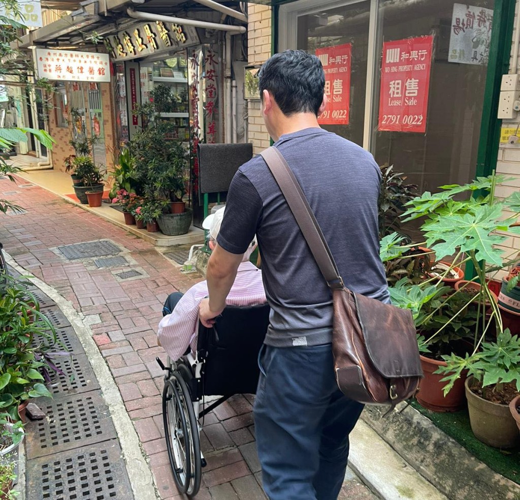 鍾景輝要坐輪椅。 鍾景輝要坐輪椅。