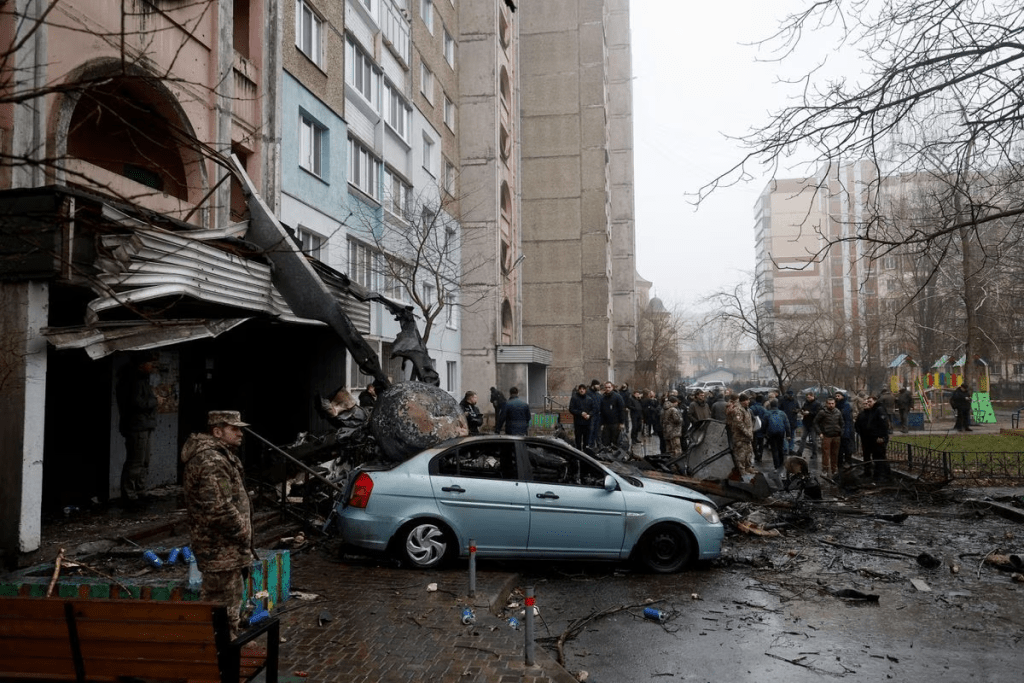 直升機在基輔市郊墜毀爆炸並燃起大火，現場留下殘骸。路透社