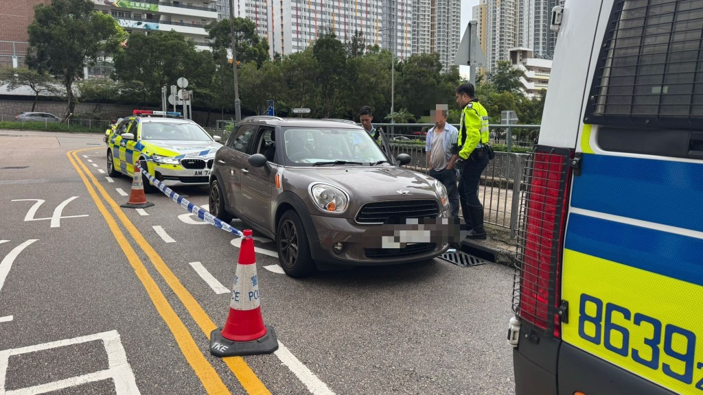 70歲司機涉停牌時駕駛 警方及時截停。警方圖片