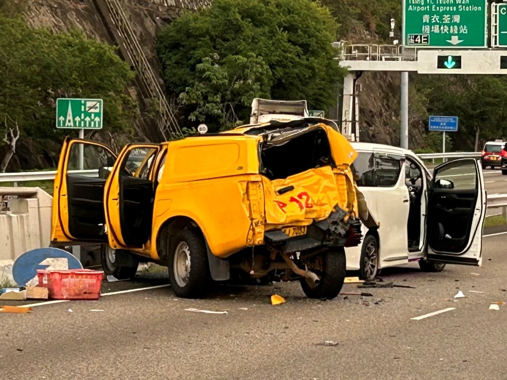捱撞工程車車尾嚴重變形。曾志恆攝