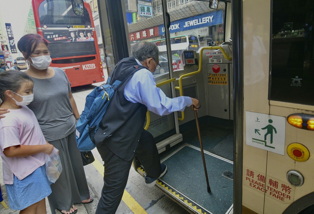 孙明扬指很多60至64岁人士仍未退休，扩展优惠会为公共交通带来压力。资料图片