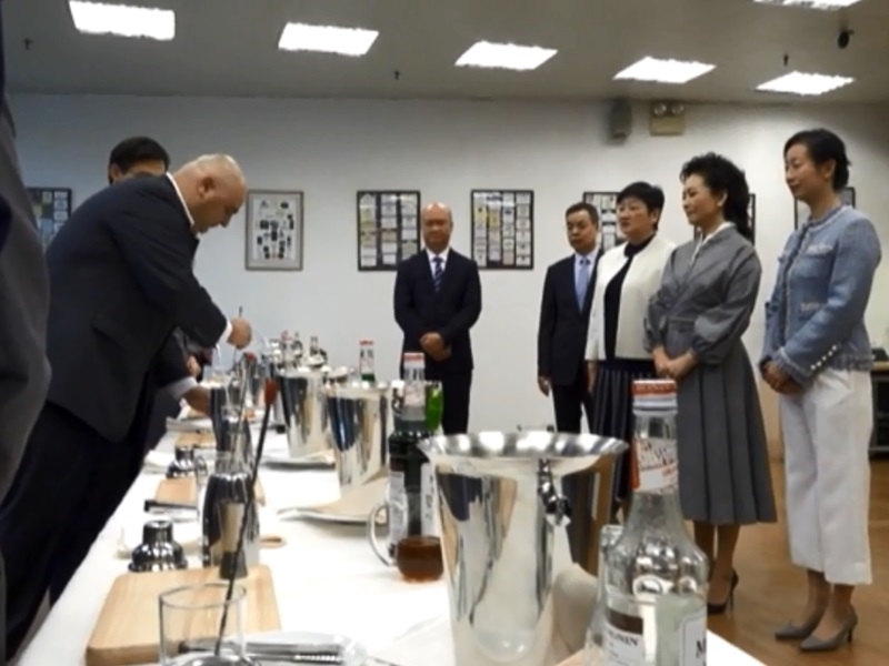 彭麗媛觀賞調酒過程。澳廣視截圖