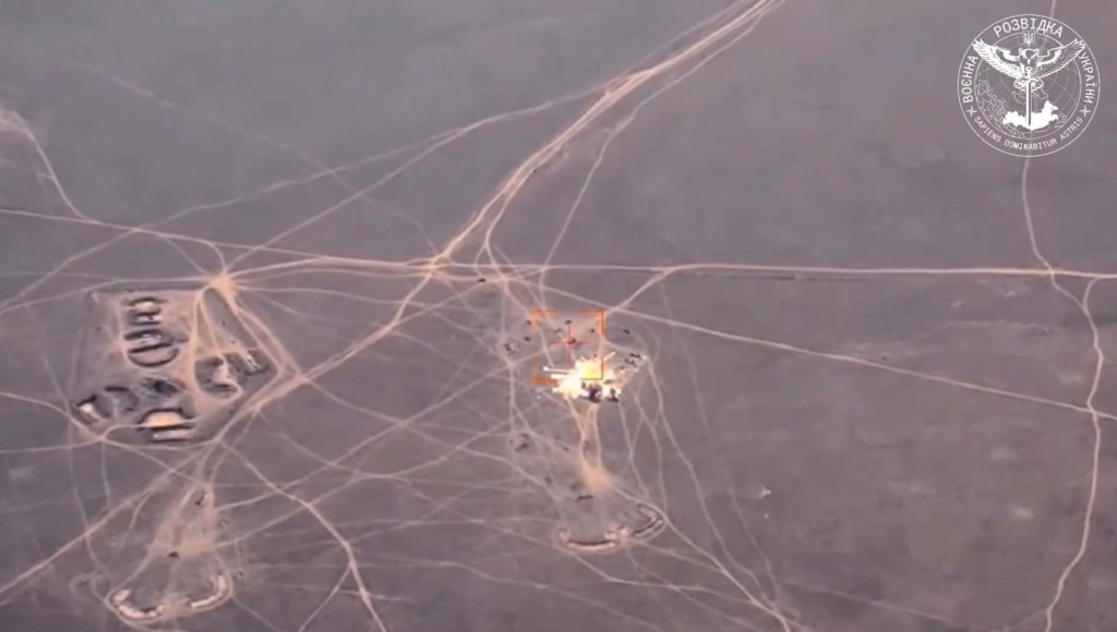 2023 年8月23日，無人機影片截圖顯示克里米亞奧列尼夫卡附近的俄羅斯遠程防空系統被摧毀。 路透社