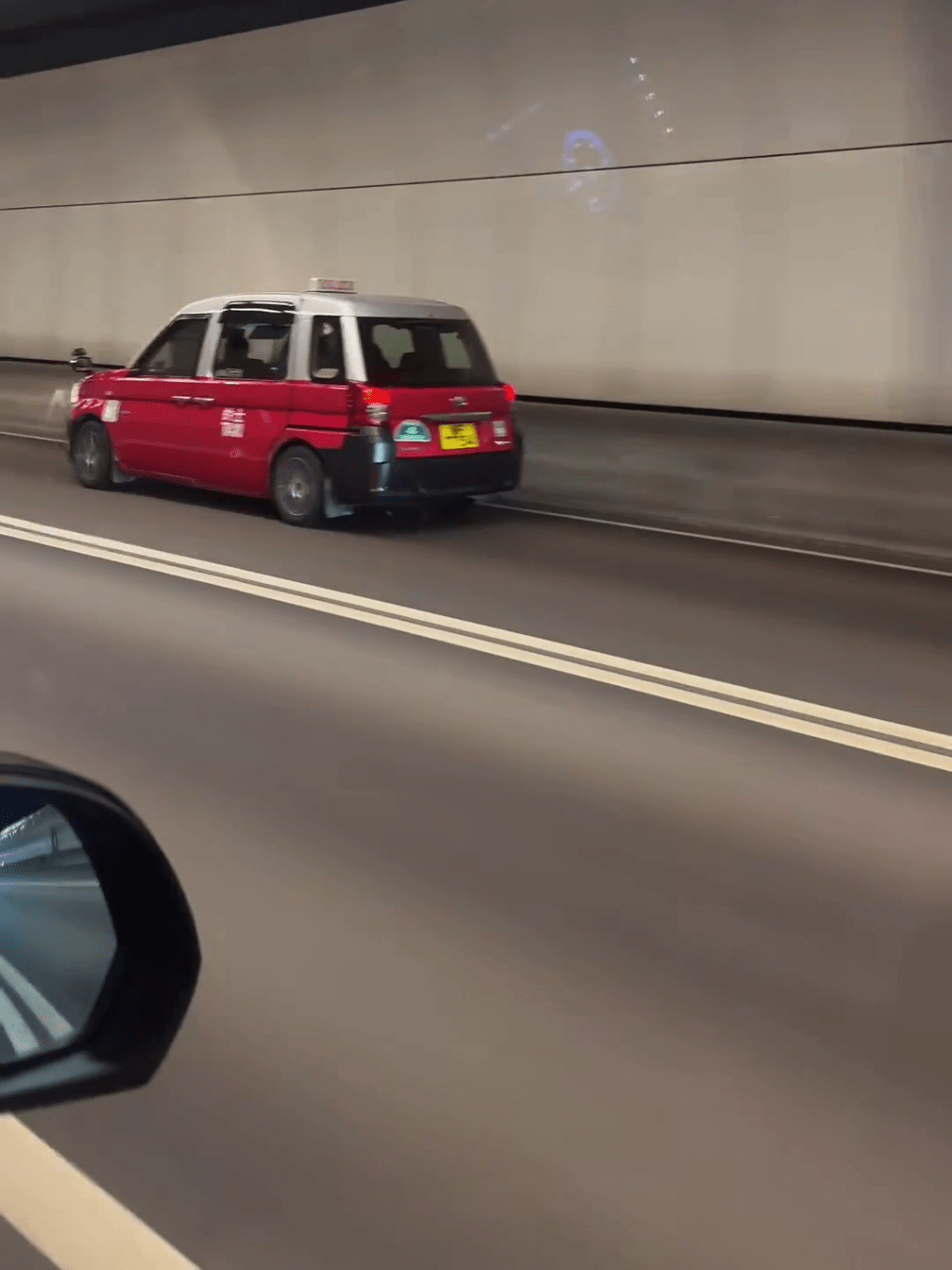 片段相信拍攝於香港一隧道。FB:車cam L(香港群組) 片段相信拍攝於香港一隧道。FB:車cam L(香港群組)