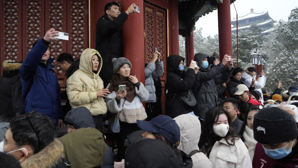 在北京，有不少人外出仍有戴口罩。 AP