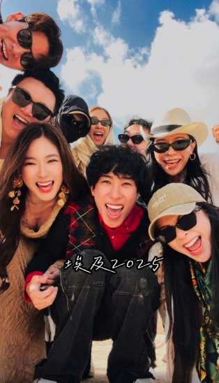 《東周刊》早前獨家爆出JW於去年11月與足球隊班主兼音樂界「有米猛人」王至尊秘密註冊結婚,馬天佑、陳懿德都是座上客,其後拉大隊去埃及繼續玩。 《東周刊》早前獨家爆出JW於去年11月與足球隊班主兼音樂界「有米猛人」王至尊秘密註冊結婚,馬天佑、陳懿德都是座上客,其後拉大隊去埃及繼續玩。