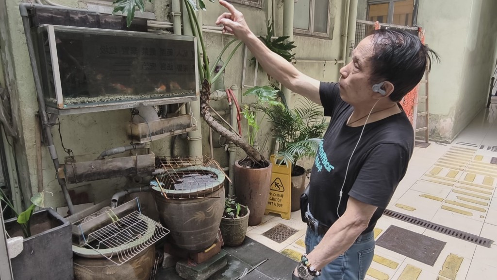 杜先生指自己的魚缸多次被人惡意掟煙頭。 杜先生指自己的魚缸多次被人惡意掟煙頭。