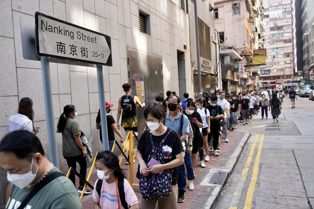 港鐵油麻地站列車甩門，佐敦站外接駁巴排隊情況。（蘇正謙攝）