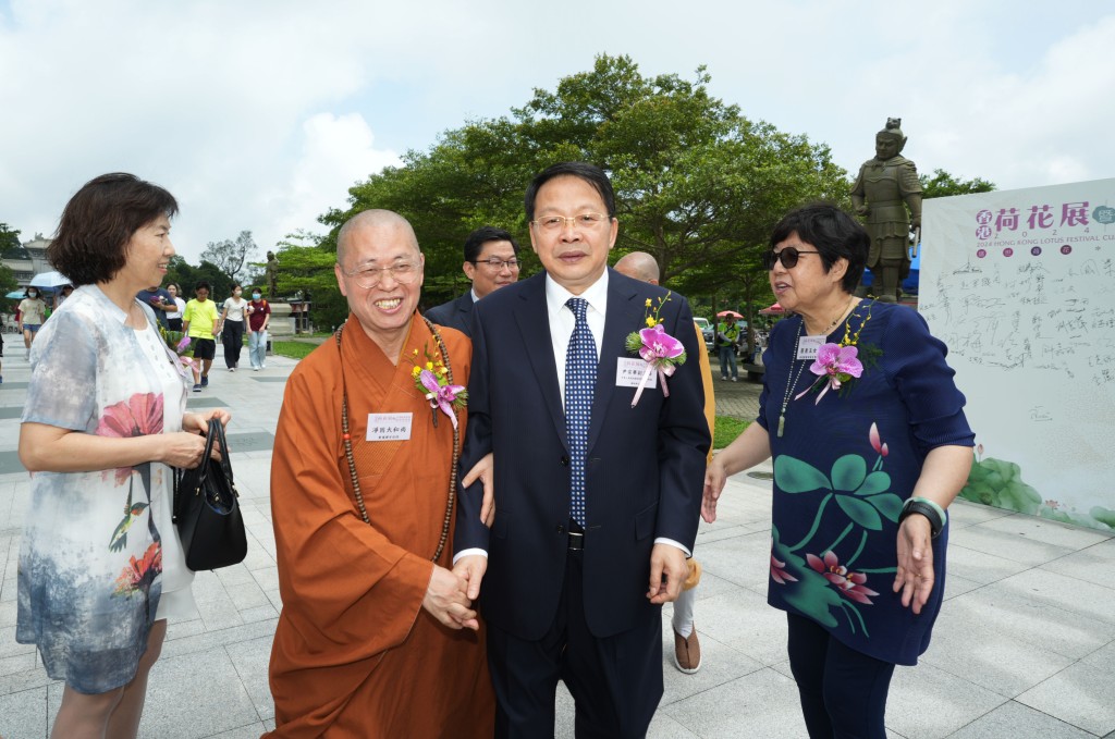 香港中聯辦副主任尹宗華(右)出席寶蓮寺荷花展開幕禮。劉駿軒攝