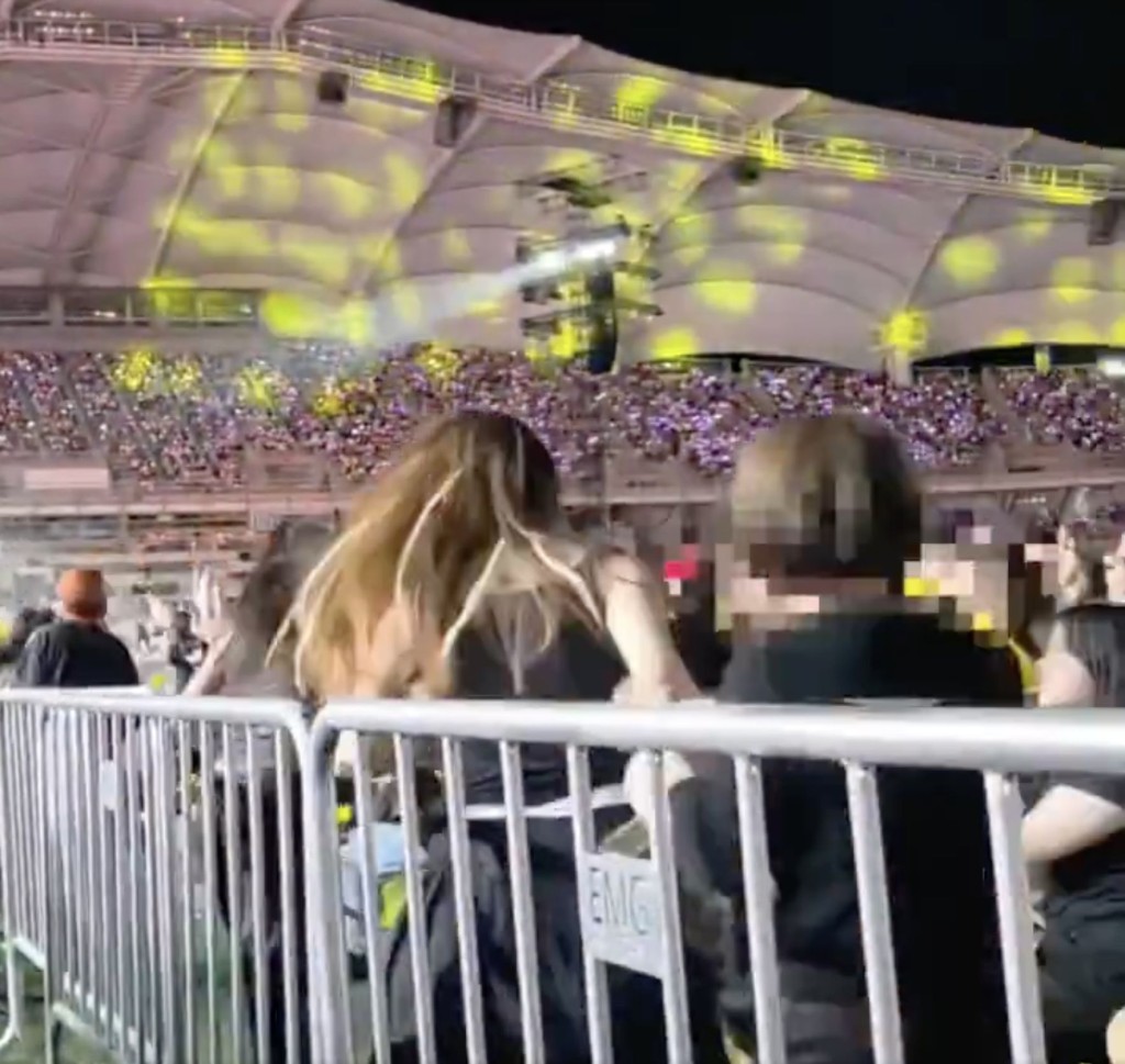 昨晚的演出一片混亂,不少fans不理保安人員阻止,衝向其他區為接近BIGBANG。 昨晚的演出一片混亂,不少fans不理保安人員阻止,衝向其他區為接近BIGBANG。