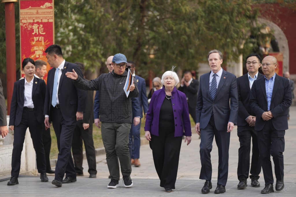 4 月8 日星期一，美国财政部长耶伦（中）和美国驻华大使伯恩斯（中右）参观位于中国北京的国子监帝国学院校址。  AP