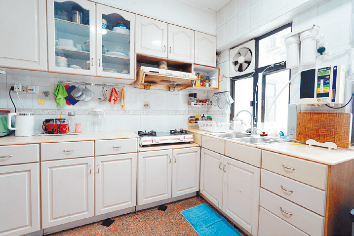 廚房設有多面廚櫃及長L 形工作枱，入廚空間充裕。