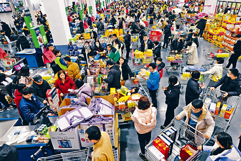 江苏南京的山姆超市内，民众排队付款。