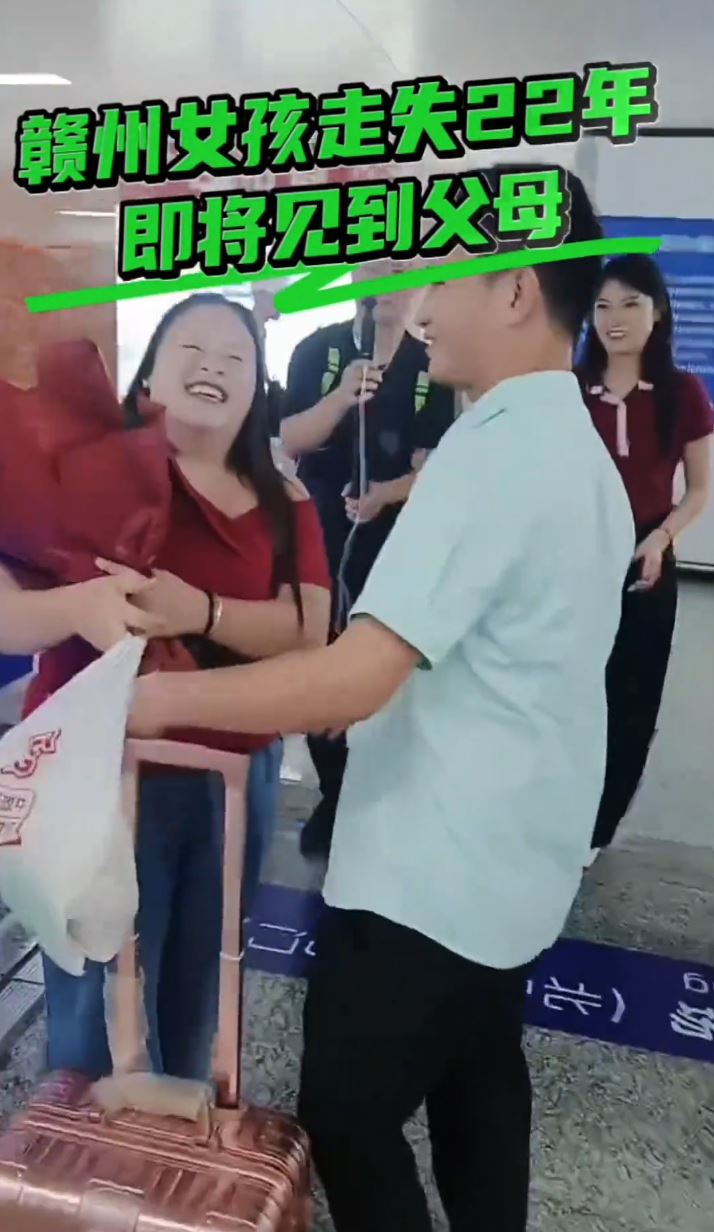 刘秀红（左）因一瓶沐浴露，离家22年。
