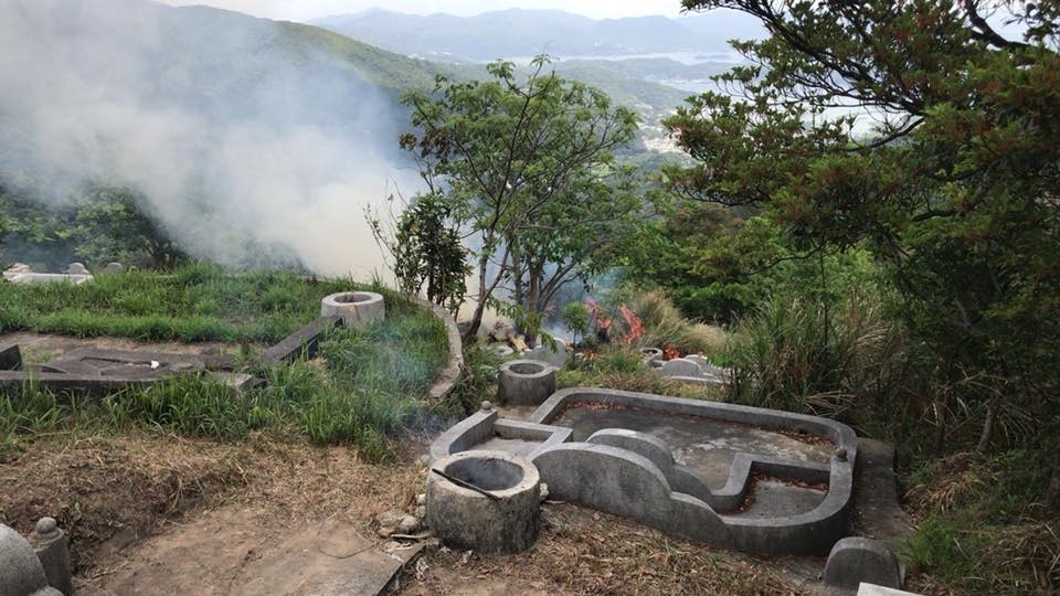 現場附近有山墳。fb群組香港突發事故報料區圖片