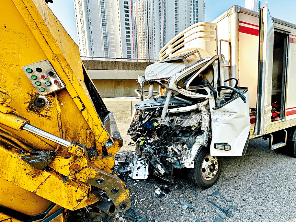 貨車猛撼垃圾車,車頭嚴重毀爛。