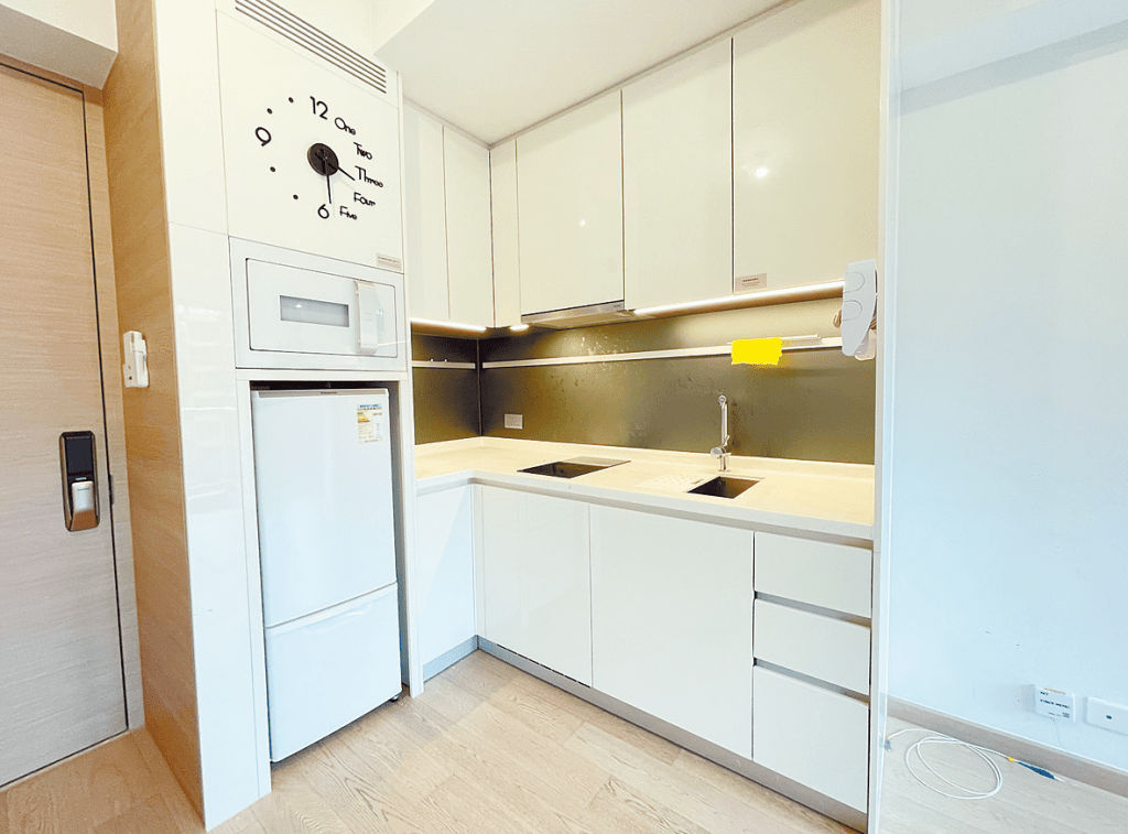 开放式厨房已提供供嵌入式家电，如焗炉、雪柜等。