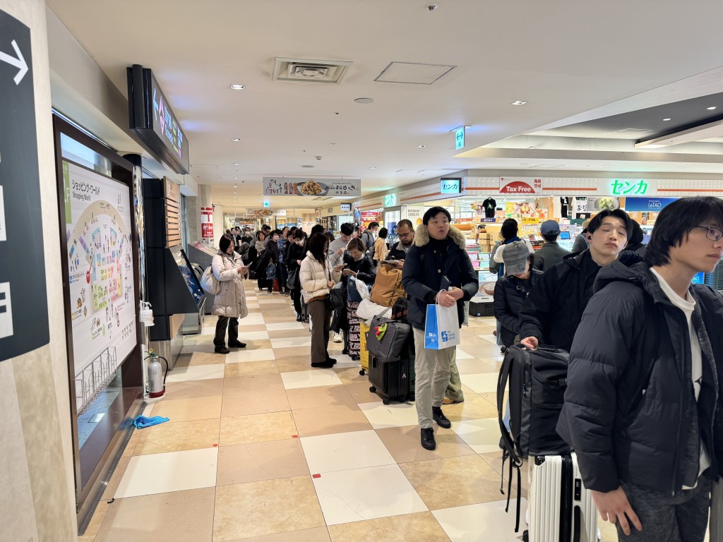 大批旅客滯留機場。(X平台) 大批旅客滯留機場。(X平台)