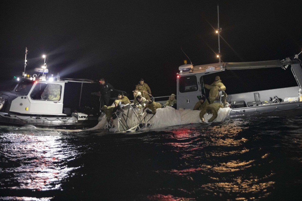 美國海軍連夜打撈「中國氣球」殘骸。網圖