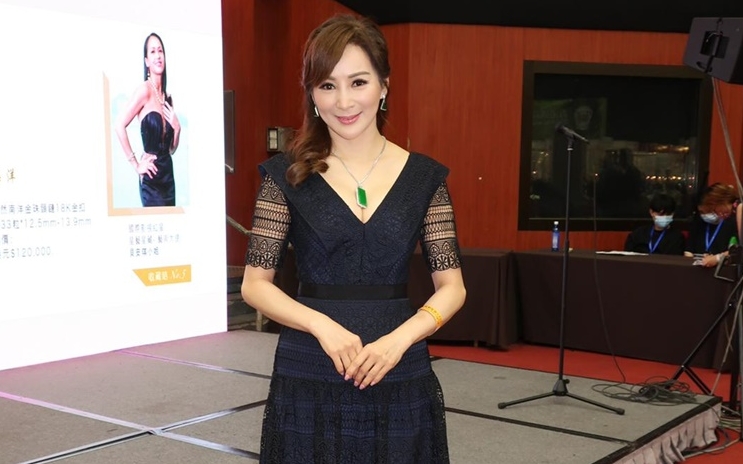 羅霖因為要照顧患癌母親,婉拒留內地工作一年,所以要拍賣翡翠頸鏈。