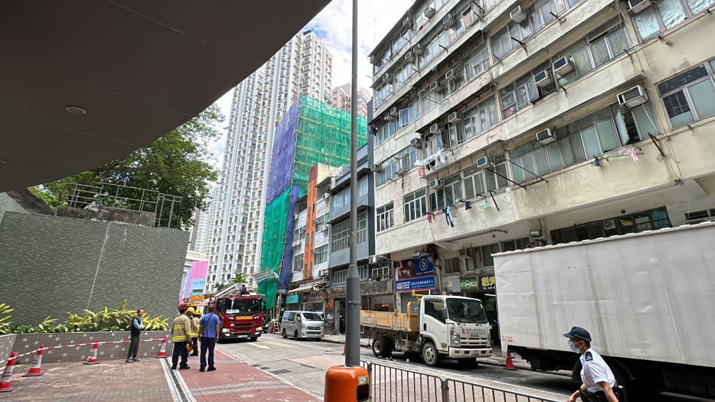 大厦单位出现裂痕，警方及消防到场。刘汉权摄