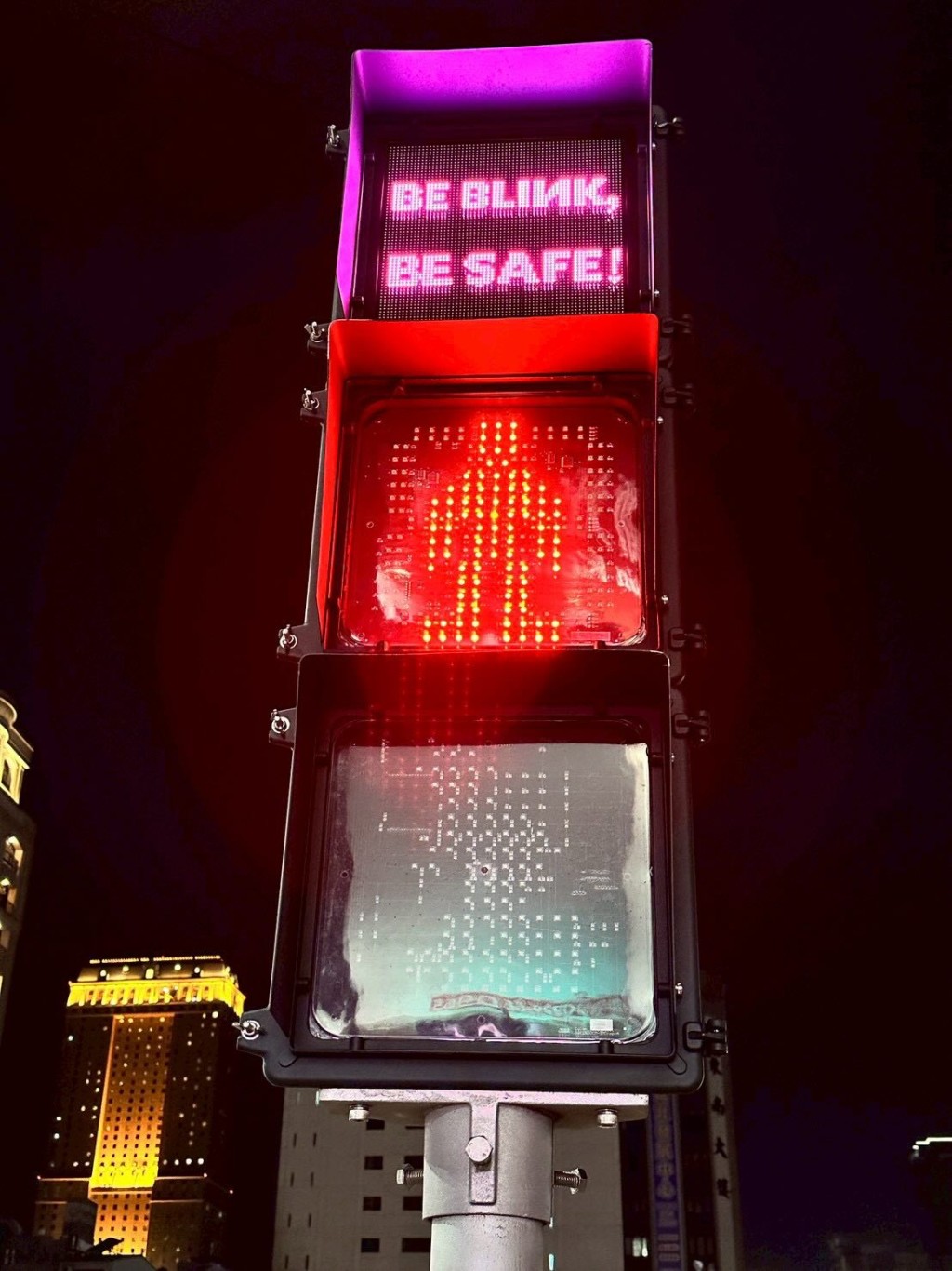 交通燈亦加入了寫有「BE BLINK, BE SAFE!」的燈號。 交通燈亦加入了寫有「BE BLINK, BE SAFE!」的燈號。