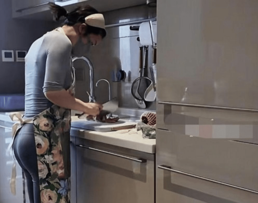 女子穿瑜伽服上門煮飯被炮轟。 女子穿瑜伽服上門煮飯被炮轟。