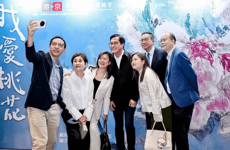 文化體育及旅遊局局長羅淑佩應邀出席觀賞經典話劇《我愛桃花》,其後於社交平台撰文,分享觀後感受。(圖片來源:羅淑佩FB) 文化體育及旅遊局局長羅淑佩應邀出席觀賞經典話劇《我愛桃花》,其後於社交平台撰文,分享觀後感受。(圖片來源:羅淑佩FB)