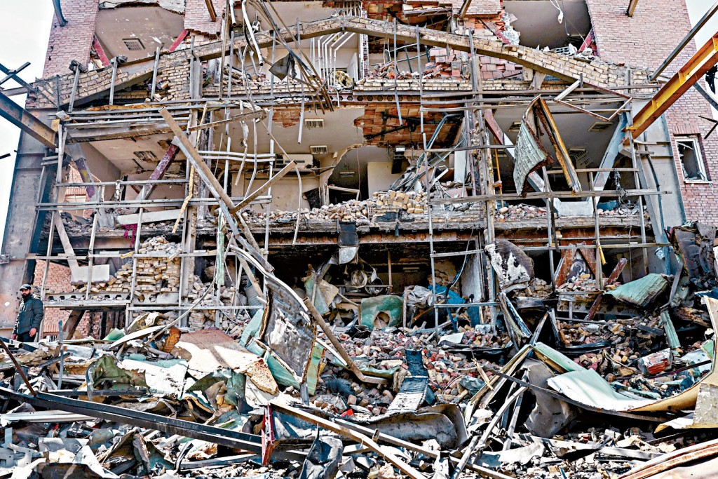 伊朗科學部稱，該國有30間大學在戰事中遭到直接攻擊，5名大學教授和60多名大學生喪生。圖為德黑蘭的沙希德．貝赫什提大學嚴重損毀。 