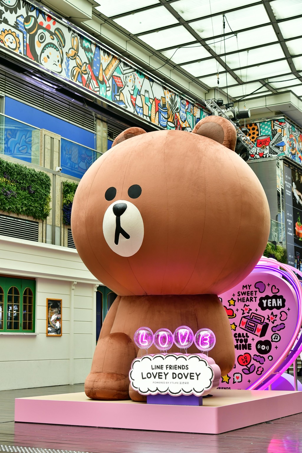 特设缤纷的粉色调的打卡布景装置，包括Line Friends标志性的 4 米高毛茸茸 Mega Brown。