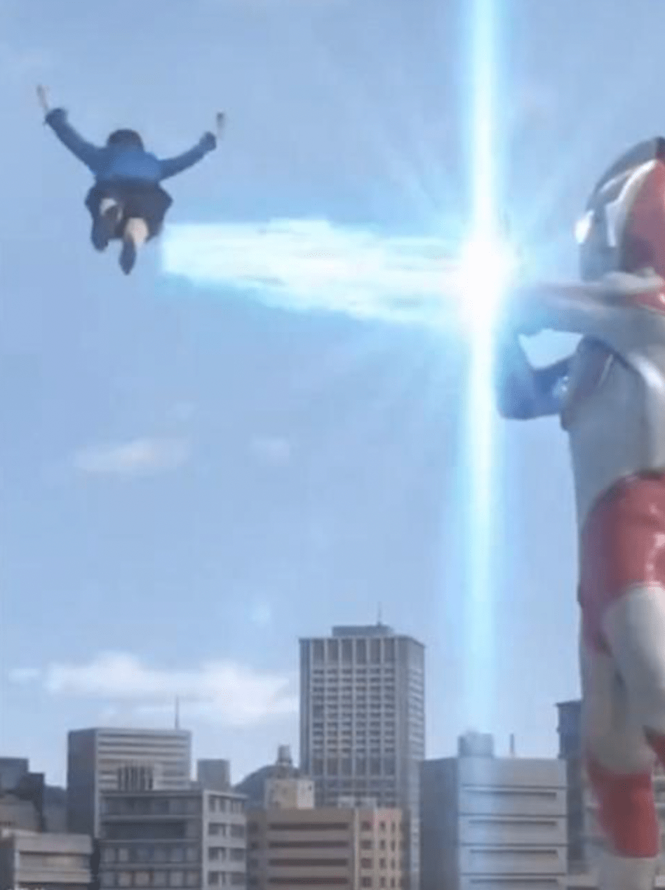 畫面中「超人吉田」將高市早苗擊倒甚至施放必殺技轟爆。X@okidokidokia 畫面中「超人吉田」將高市早苗擊倒甚至施放必殺技轟爆。X@okidokidokia