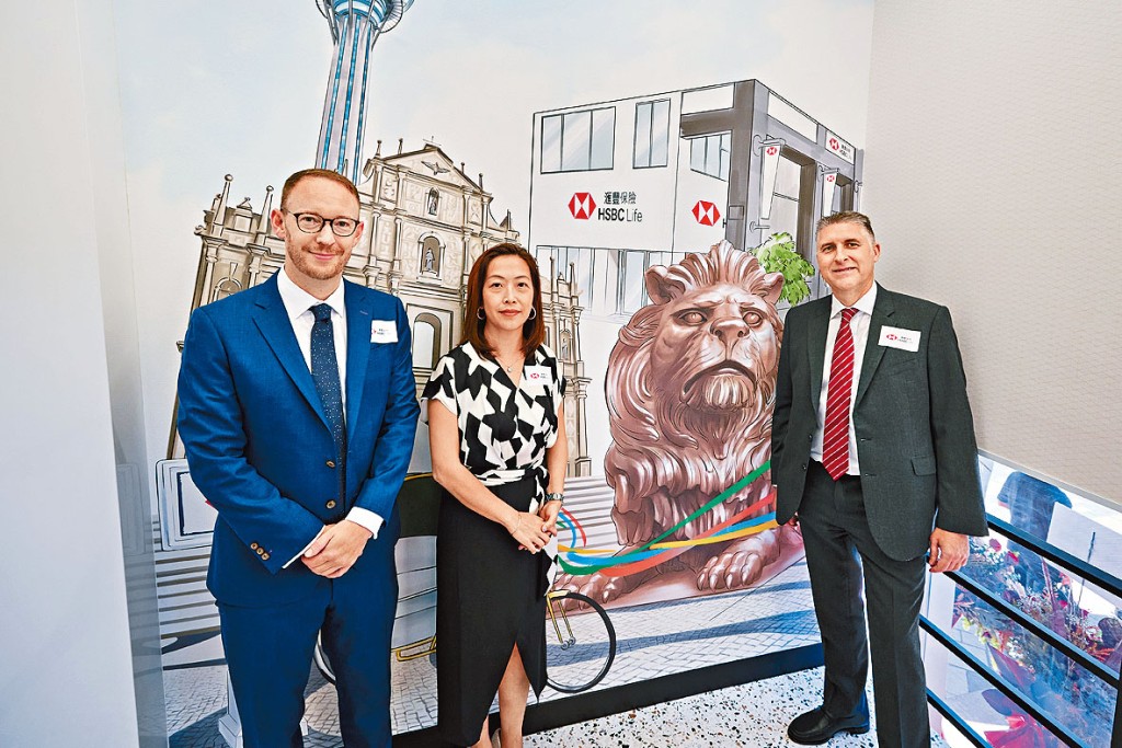 欣格雷（右一）表示，有信心汇丰保险下半年业务能保持增长动力。