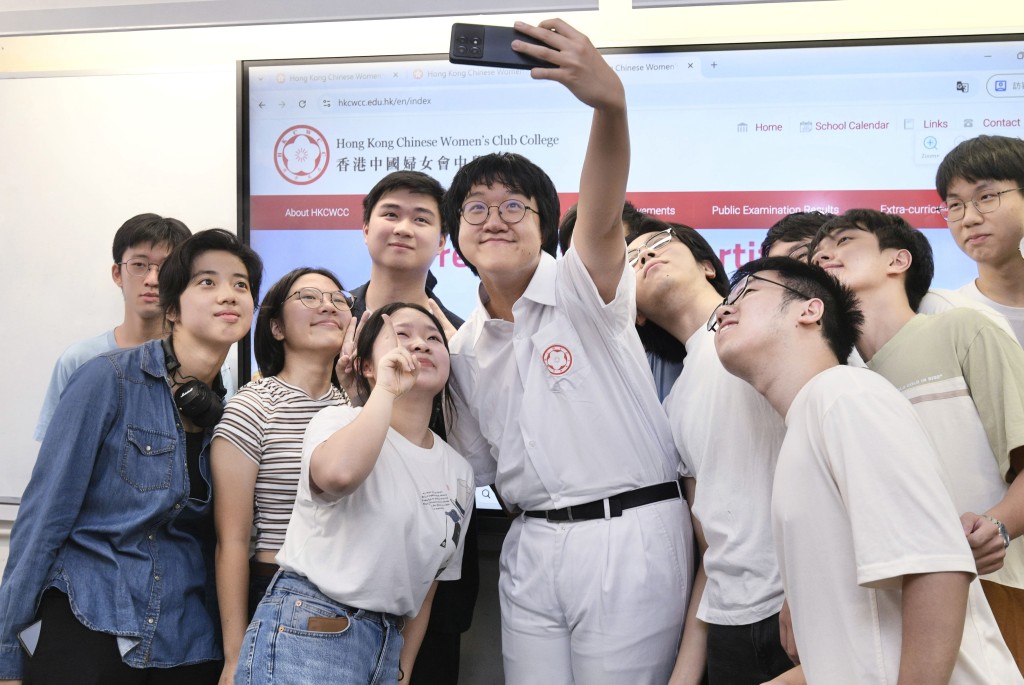 向來不吝惜跟同學分享筆記和資源，Henry奪得終極佳績，同學都為他高興。（圖片來源：資料圖片）