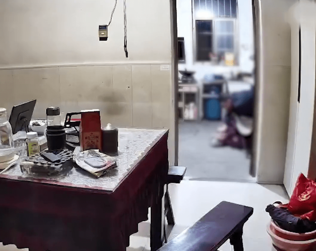 江蘇男追打母親至廚房。