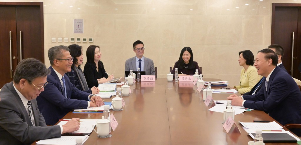 陈茂波（左二）和商务及经济发展局局长丘应桦（左一）于北京与国务院国有资产监督管理委员会副主仼赵世堂（右一）会面。