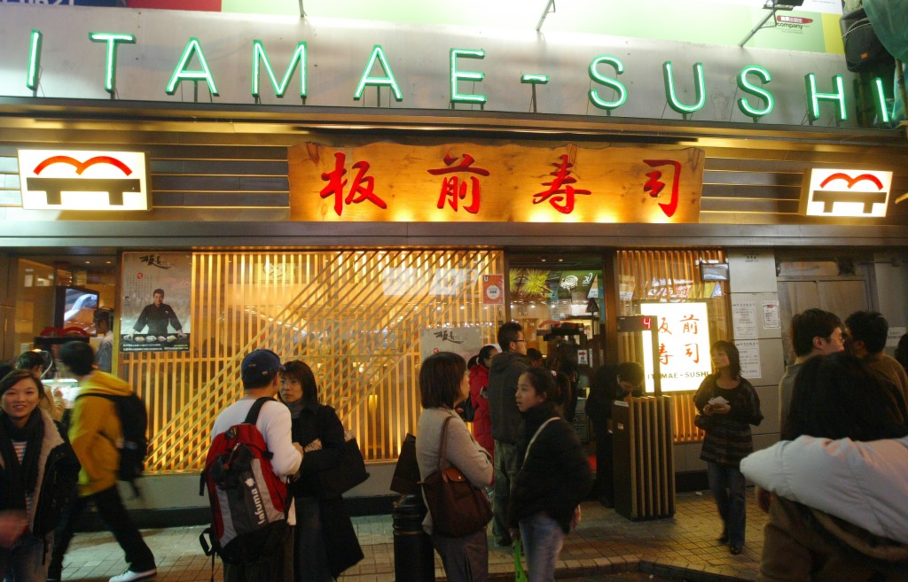 2004年，鄭威濤與味千主席潘慰及執董潘嘉聞在尖沙咀加連威老道創立首間「板前壽司」，很快便成為本地知名壽司店品牌。