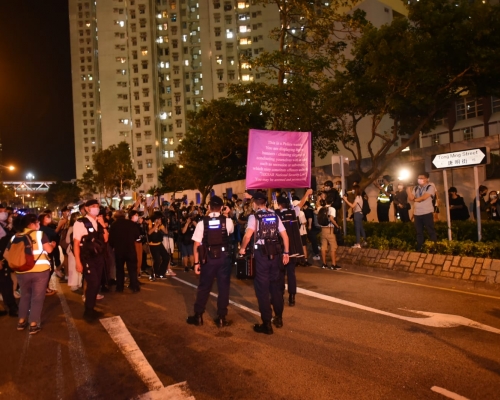 警員舉起紫旗。尹敬堂攝