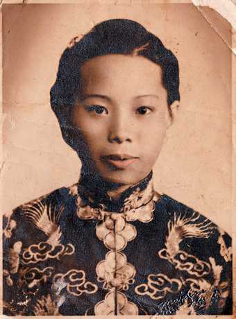 鄧達智媽媽有外國人血統，年輕時輪廓好深。