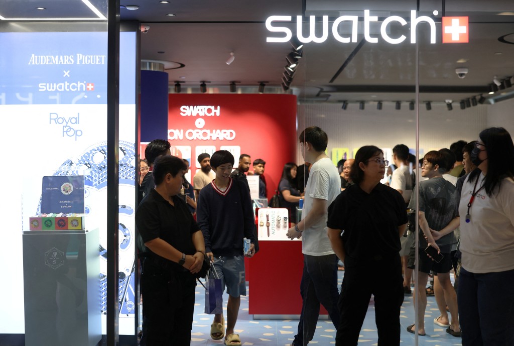 新加坡有民眾在SWATCH門市外排隊搶購Royal Pop。路透社